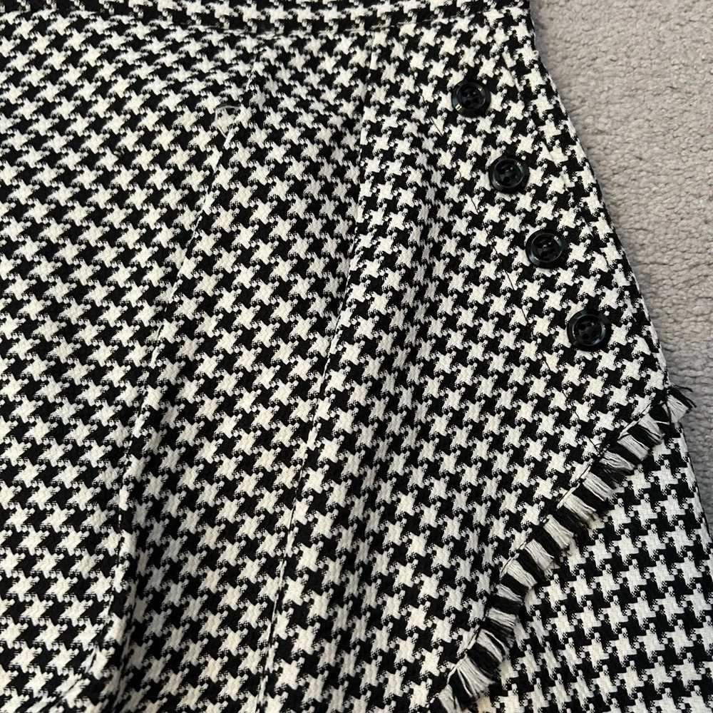 Tahari Houndstooth flare fringe edge Skirt women’s size 10 black white coquette